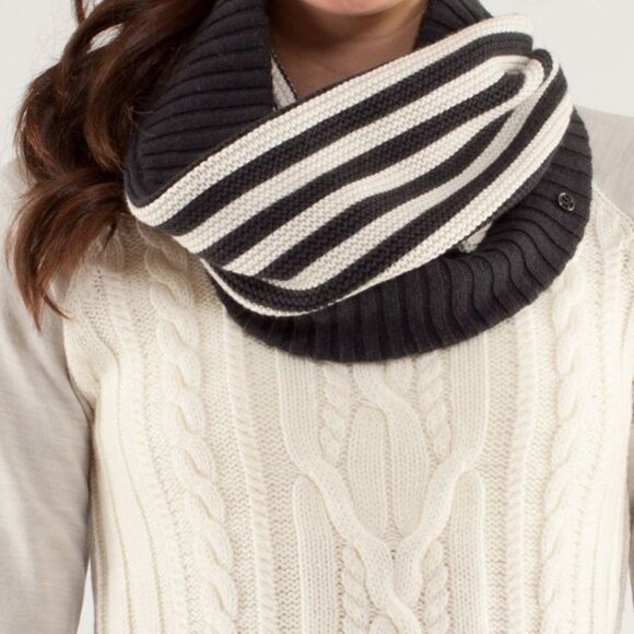 LULULEMON | Chalet Keep Your Neck Cozy Snood – POCR/DCO - Picture 2 of 6